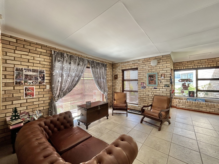 6 Bedroom Property for Sale in Wavecrest Eastern Cape